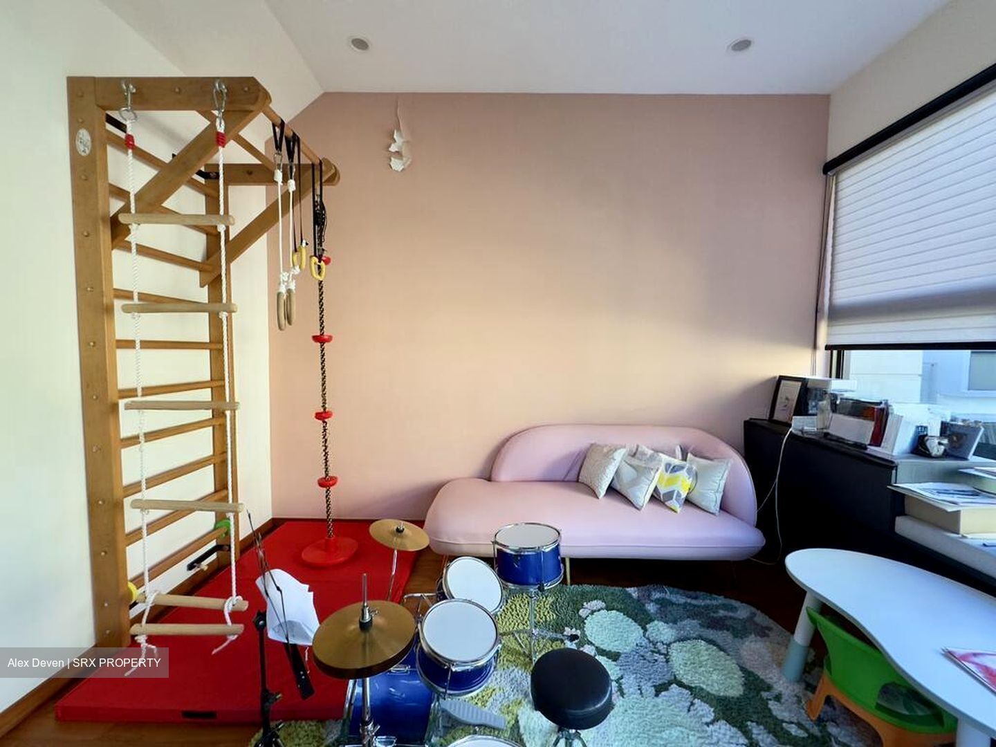 Holland Link (D10), Terrace #522817601